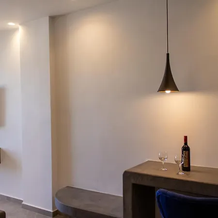 George & Joanna Santorini Apartment