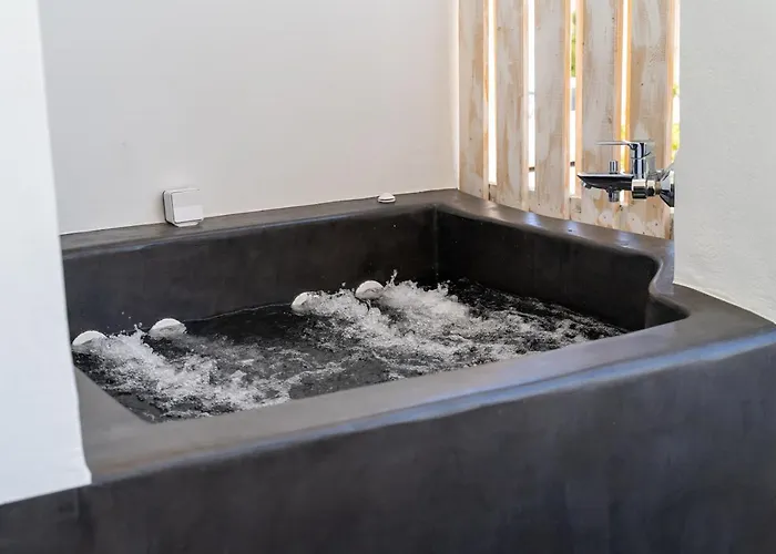 George & Joanna Santorini 费拉