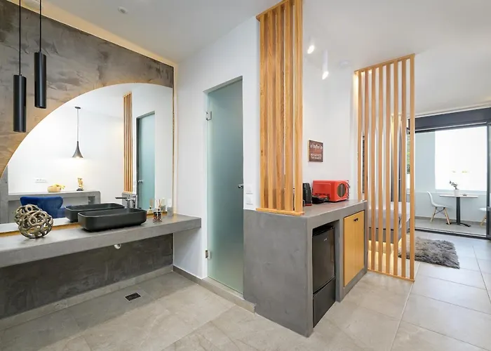 George & Joanna Santorini 费拉