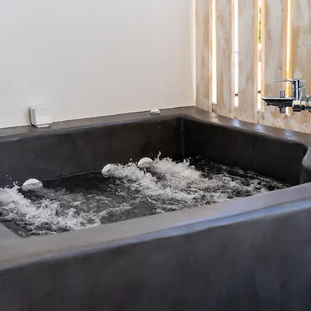 George & Joanna Santorini סנטוריני