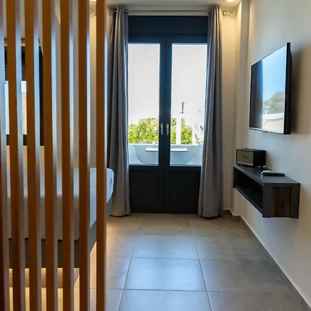 George & Joanna Santorini סנטוריני