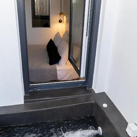 George & Joanna Santorini סנטוריני