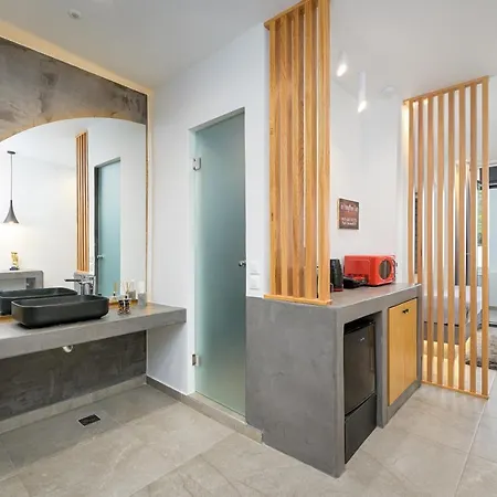 George & Joanna Santorini Fira (Santorini)