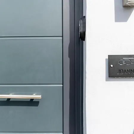 George & Joanna Santorini Fira (Santorini)