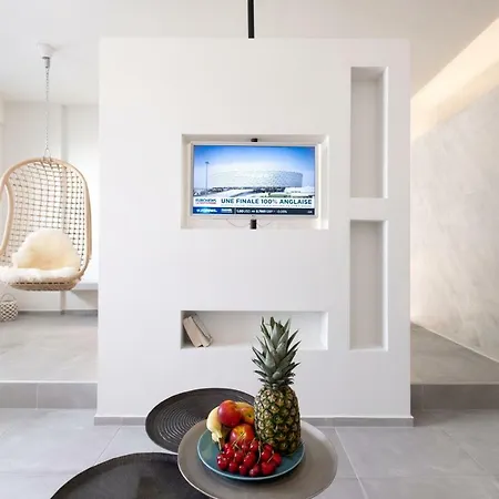 George & Joanna Santorini Fira (Santorini)