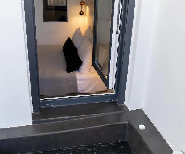 George & Joanna Santorini サントリーニ