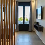 George & Joanna Santorini 费拉